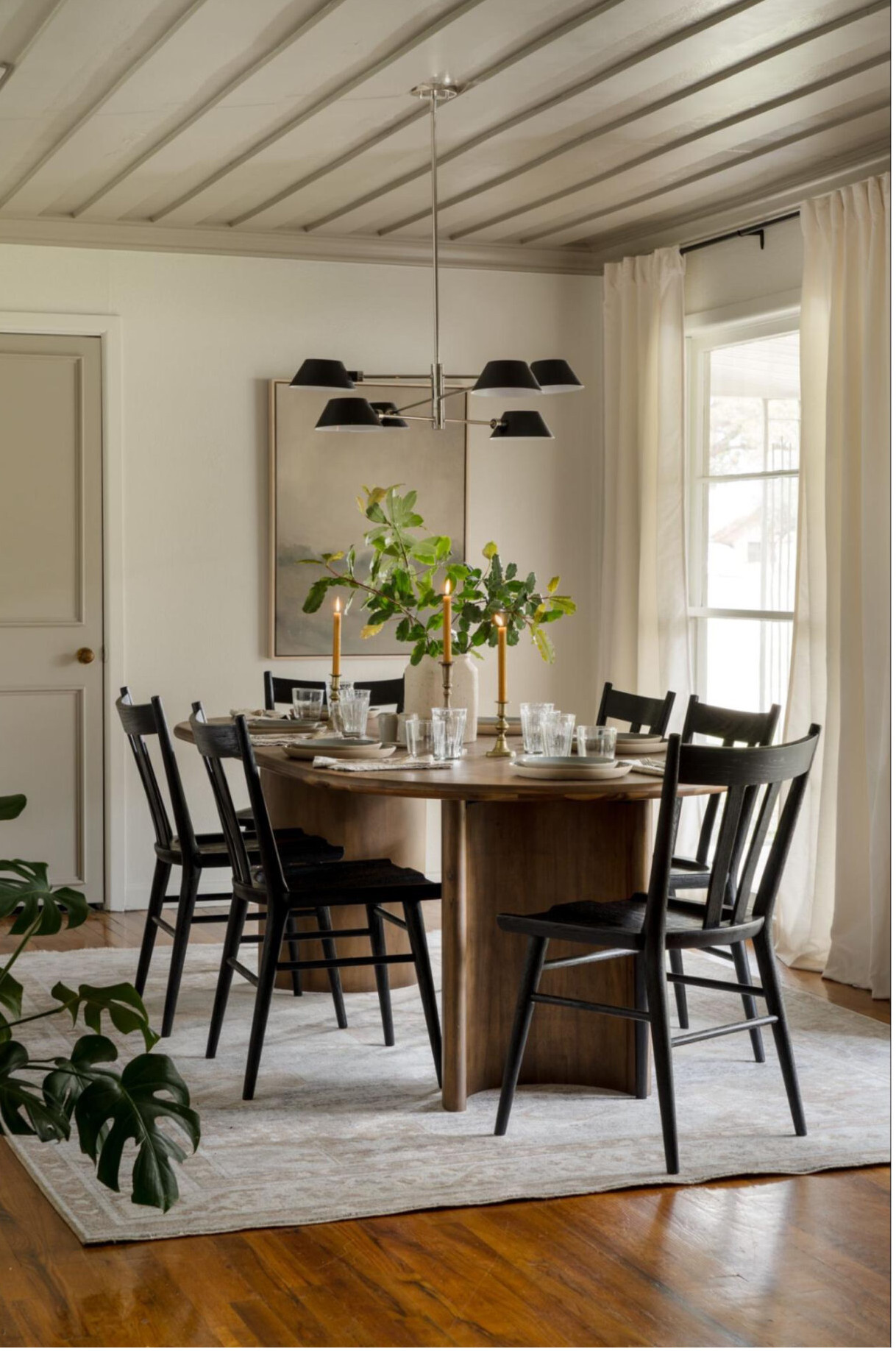 salle à manger beige rénovée par Joanna Gaines salle à manger beige rénovée par Joanna Gaines