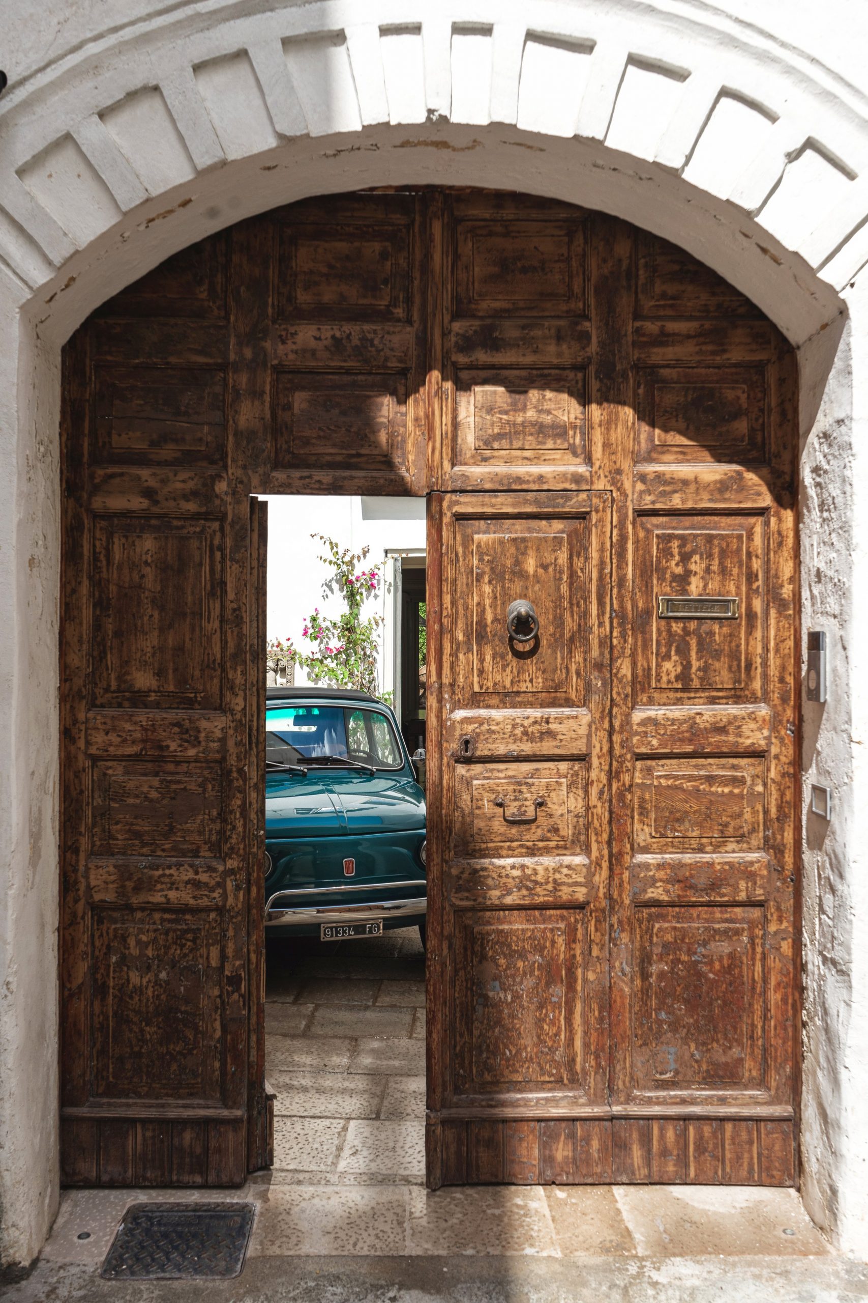 porte entrée maison rustique et élégante Pouilles et Fiat 500 porte entrée maison rustique et élégante Pouilles et Fiat 500