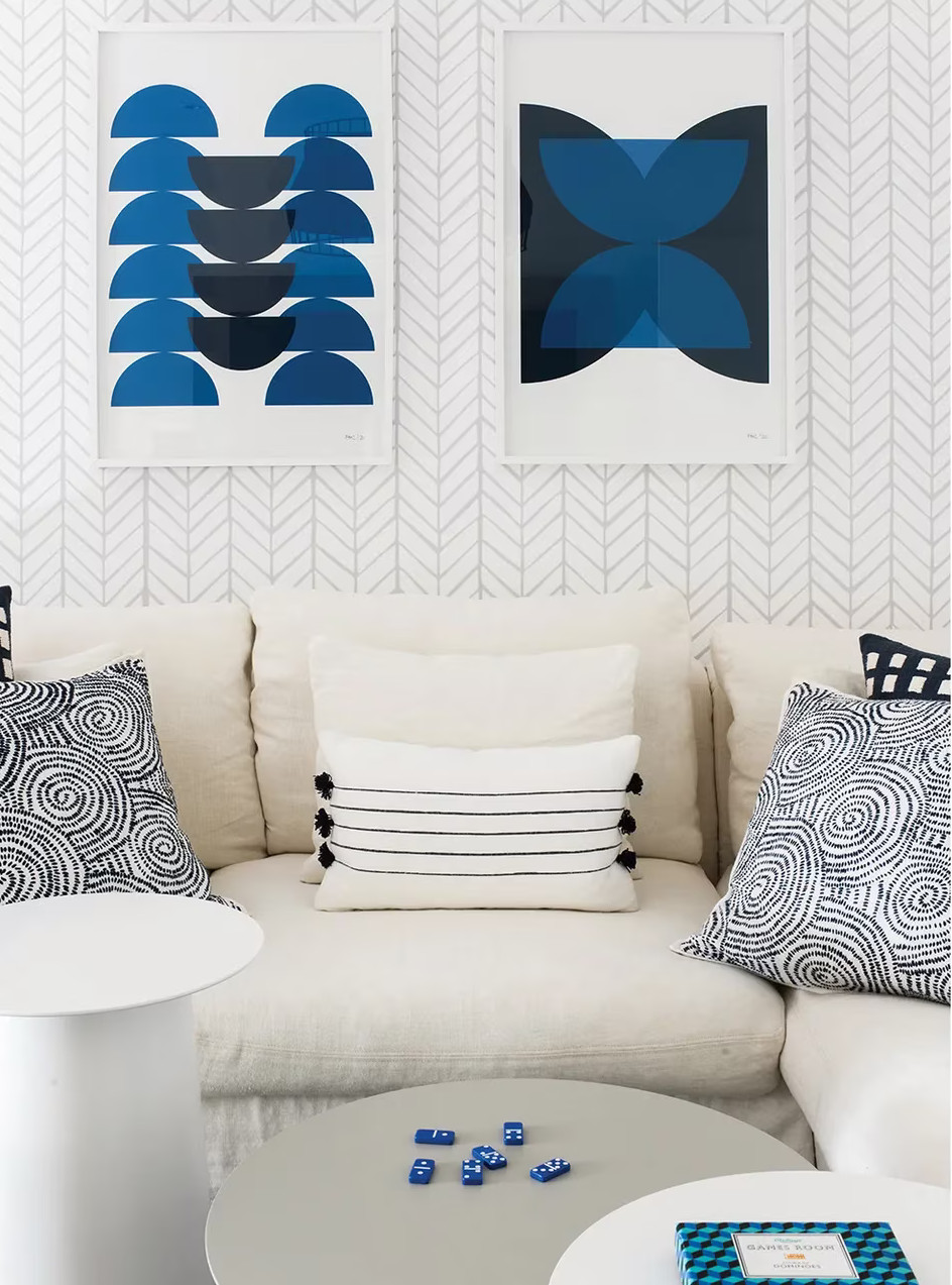 salon décoration blanche et bleue