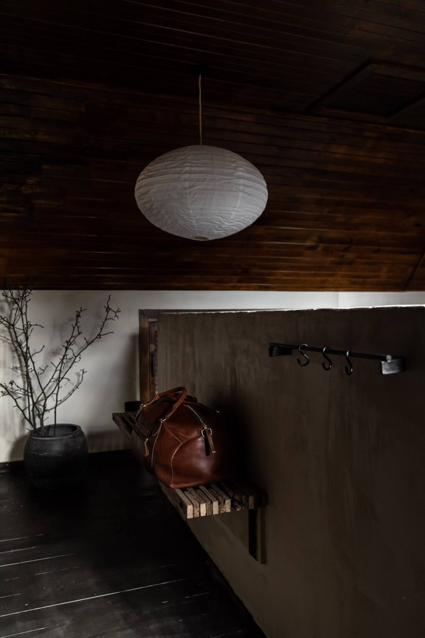 entrée maison en bois et granit