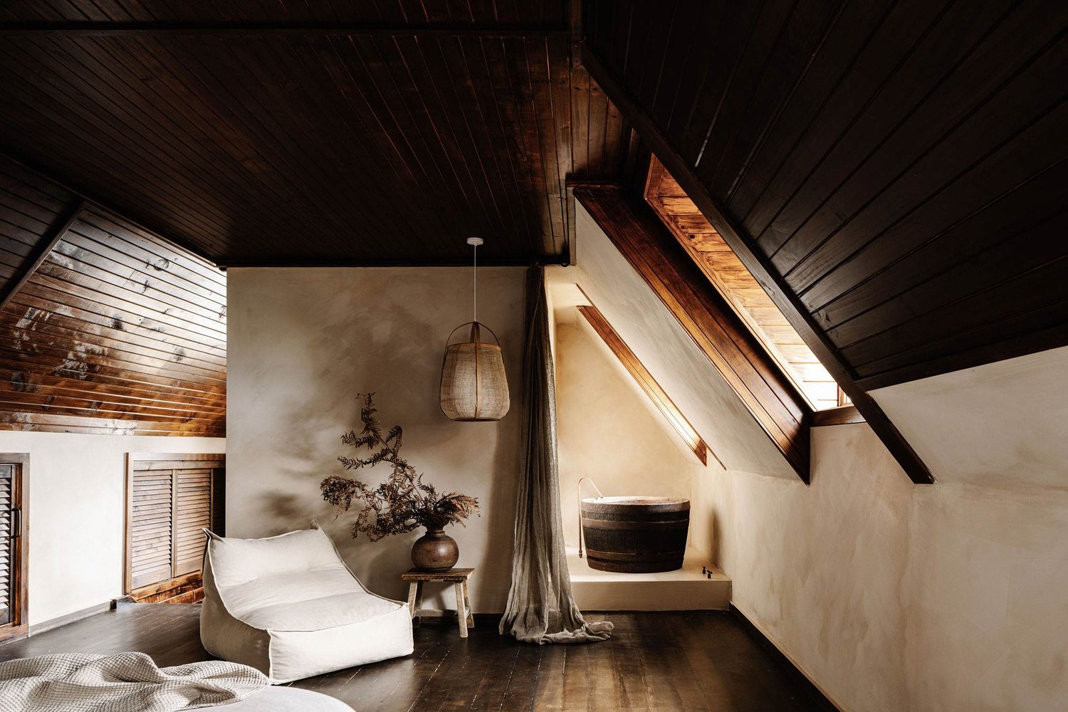 chambre mansardée avec salle de bain décoration wabi-sabi