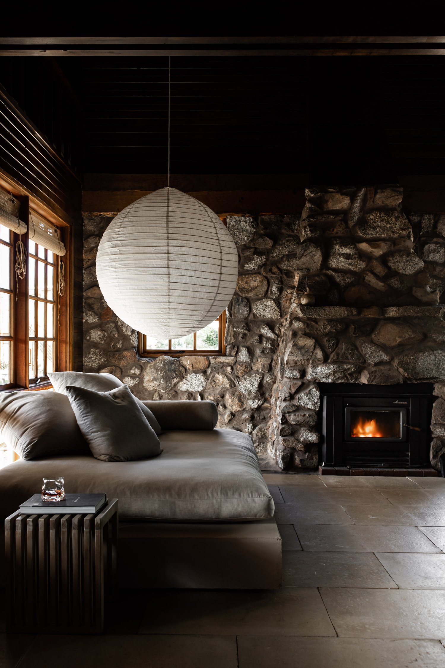 salon avec cheminée rustique maison en bois et granit