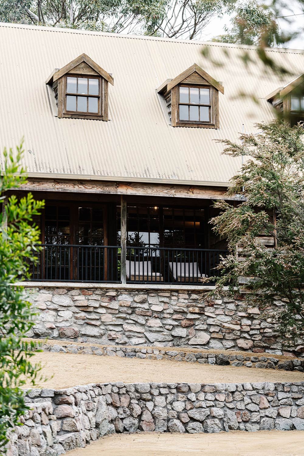 terrasse maison en bois et granit