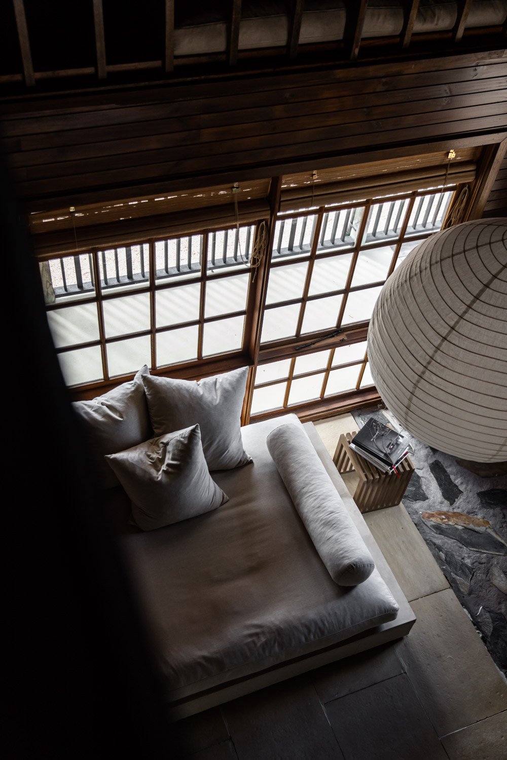 salon maison en bois et granit