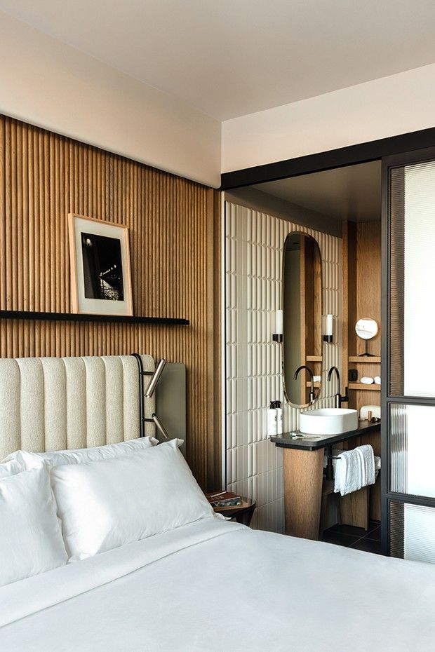 chambre avec tête de lit tasseaux de bois et salle de bain chambre avec tête de lit tasseaux de bois et salle de bain