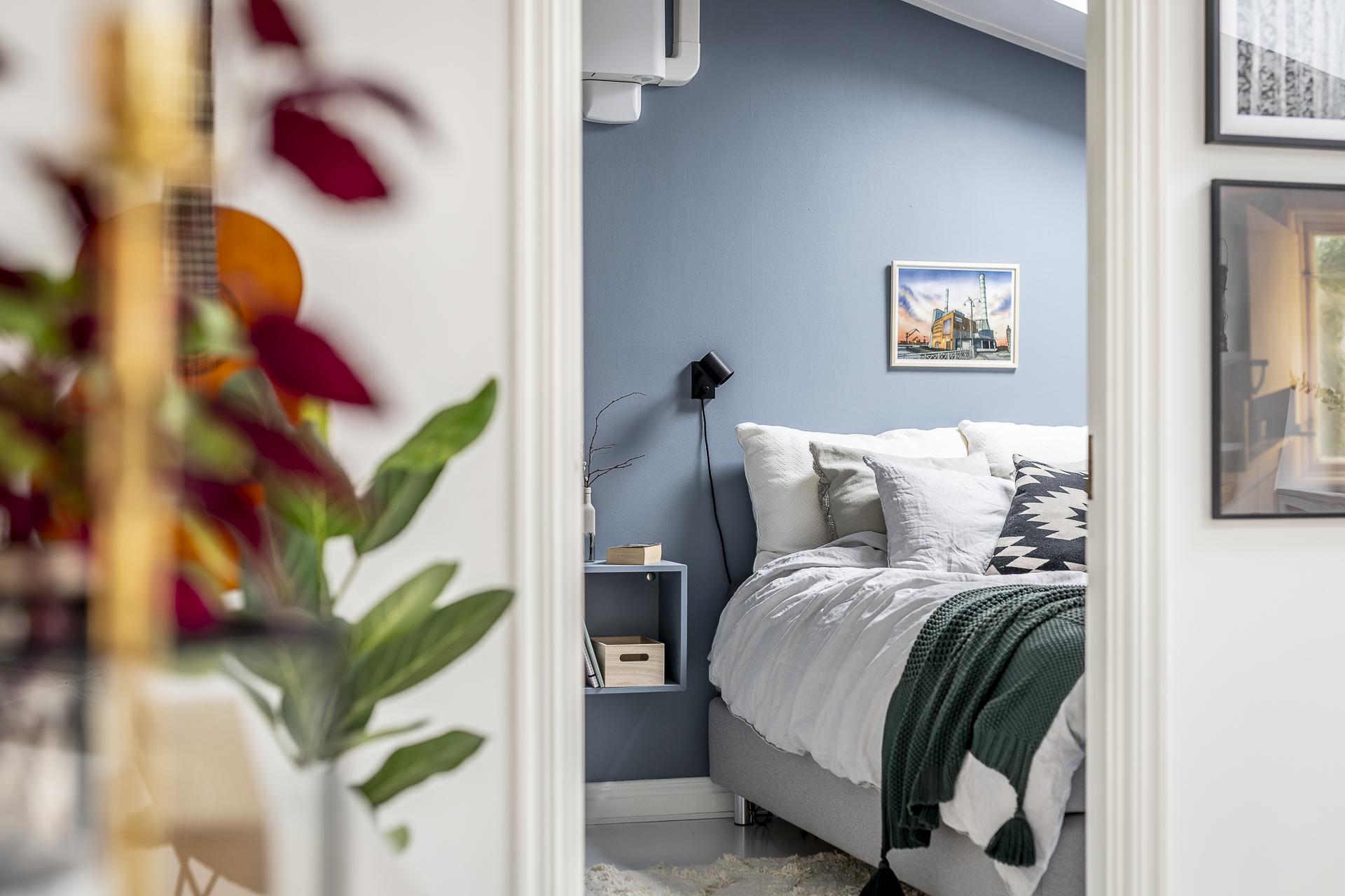 chambre bleue mansardée