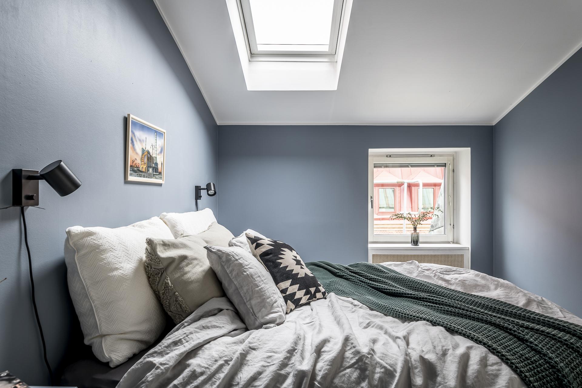 chambre bleue mansardée