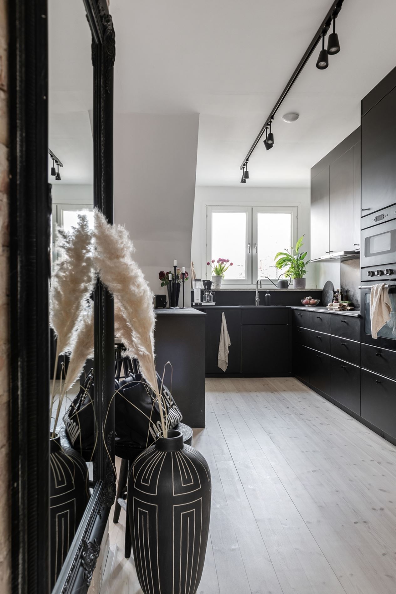 cuisine design noire avec parquet chêne blanchi