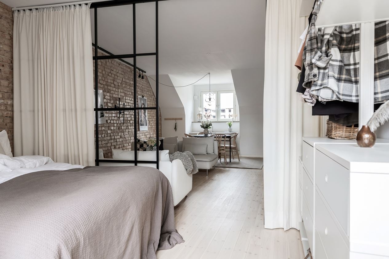 chambre appartement deux-pièces 54m2 avec murs briques