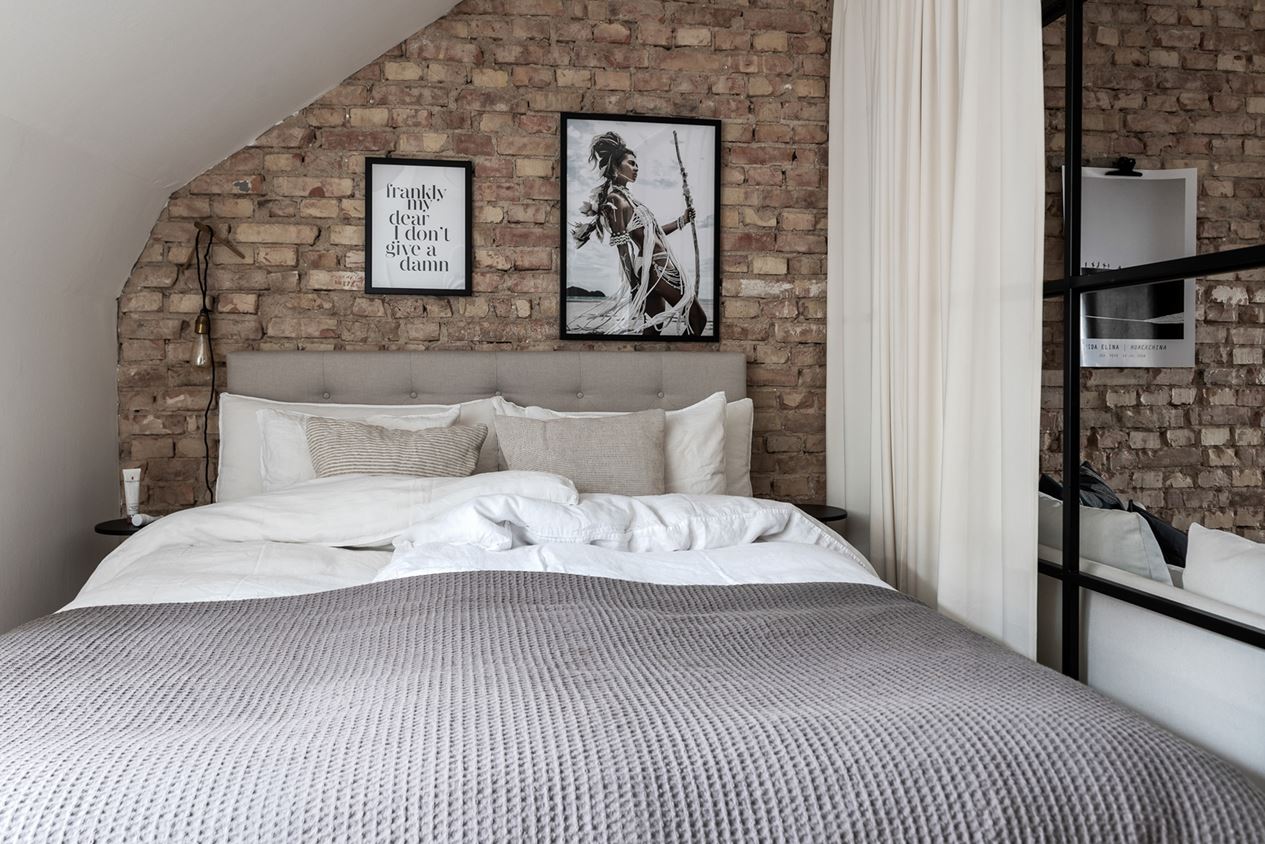 chambre appartement deux-pièces 54m2 avec murs briques