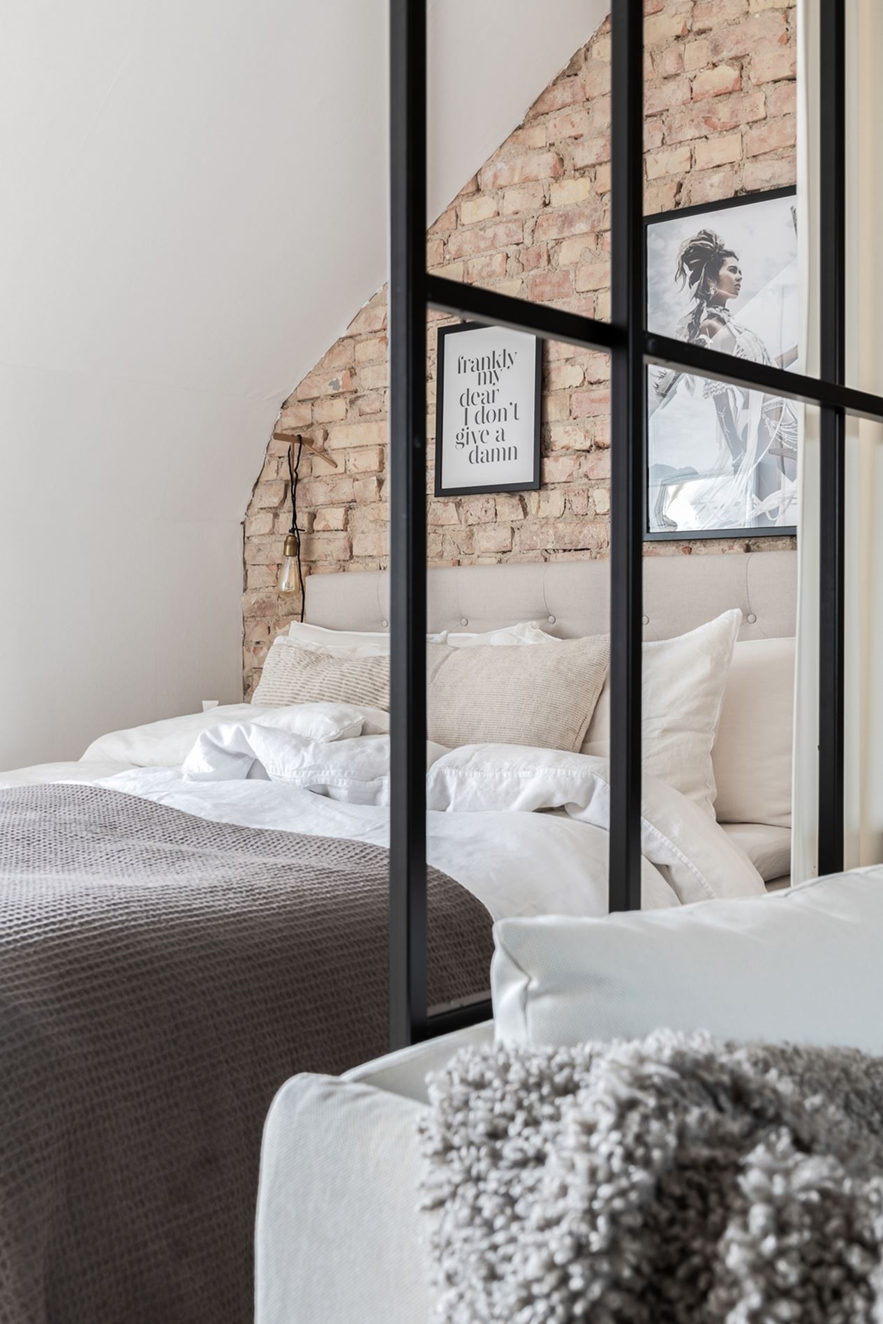 chambre appartement deux-pièces 54m2 avec murs briques