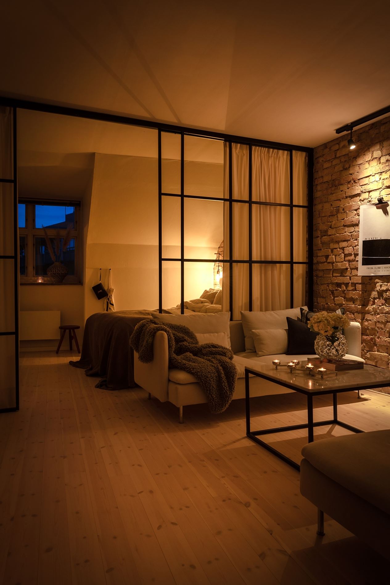 salon appartement deux-pièces 54m2 avec murs briques