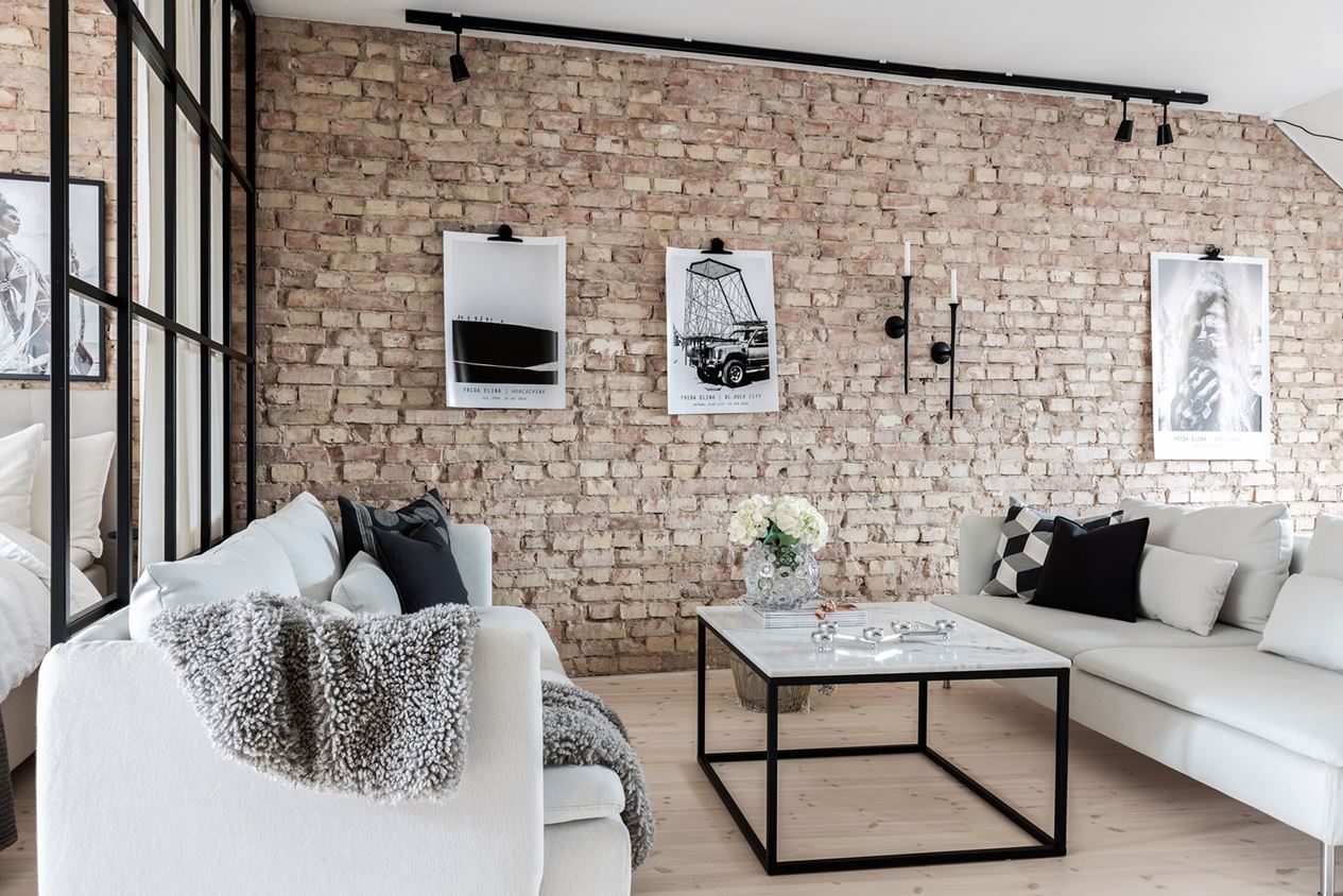 salon appartement deux-pièces 54m2 avec murs briques