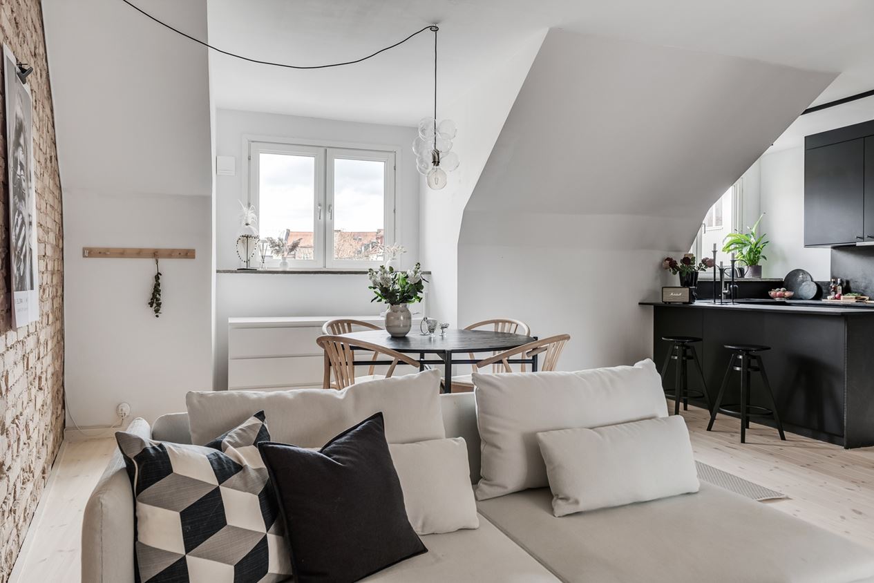 salon appartement deux-pièces 54m2 avec murs briques