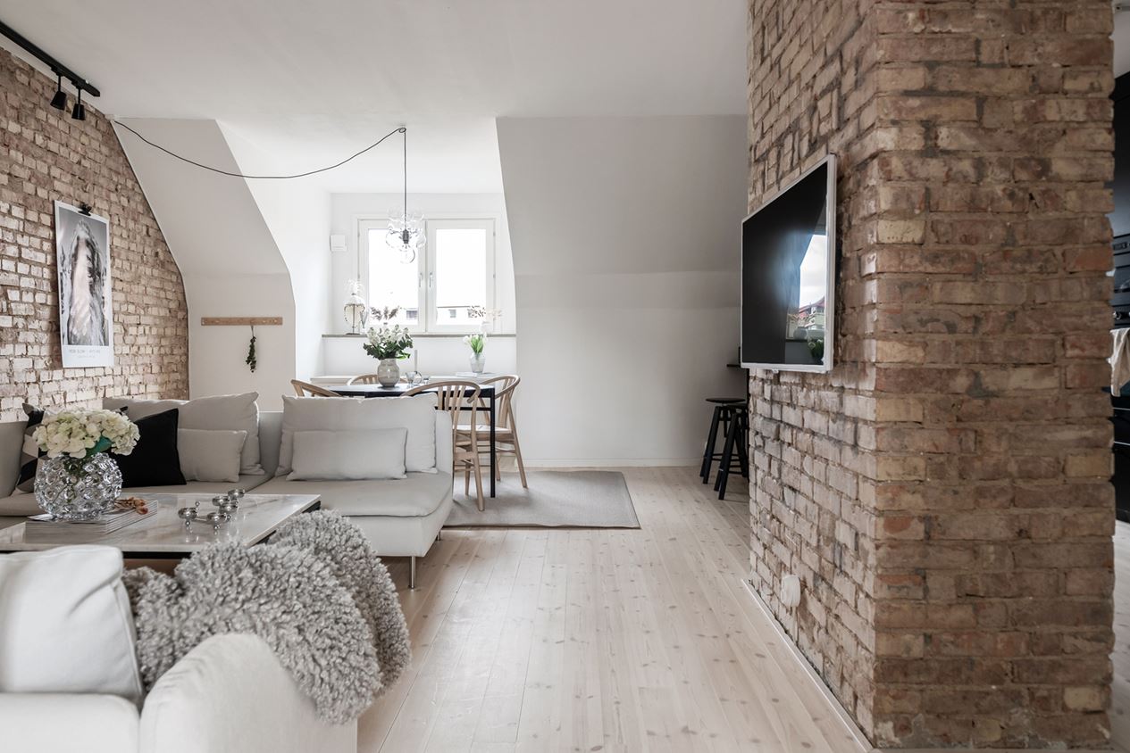 salon appartement deux-pièces 54m2 avec murs briques