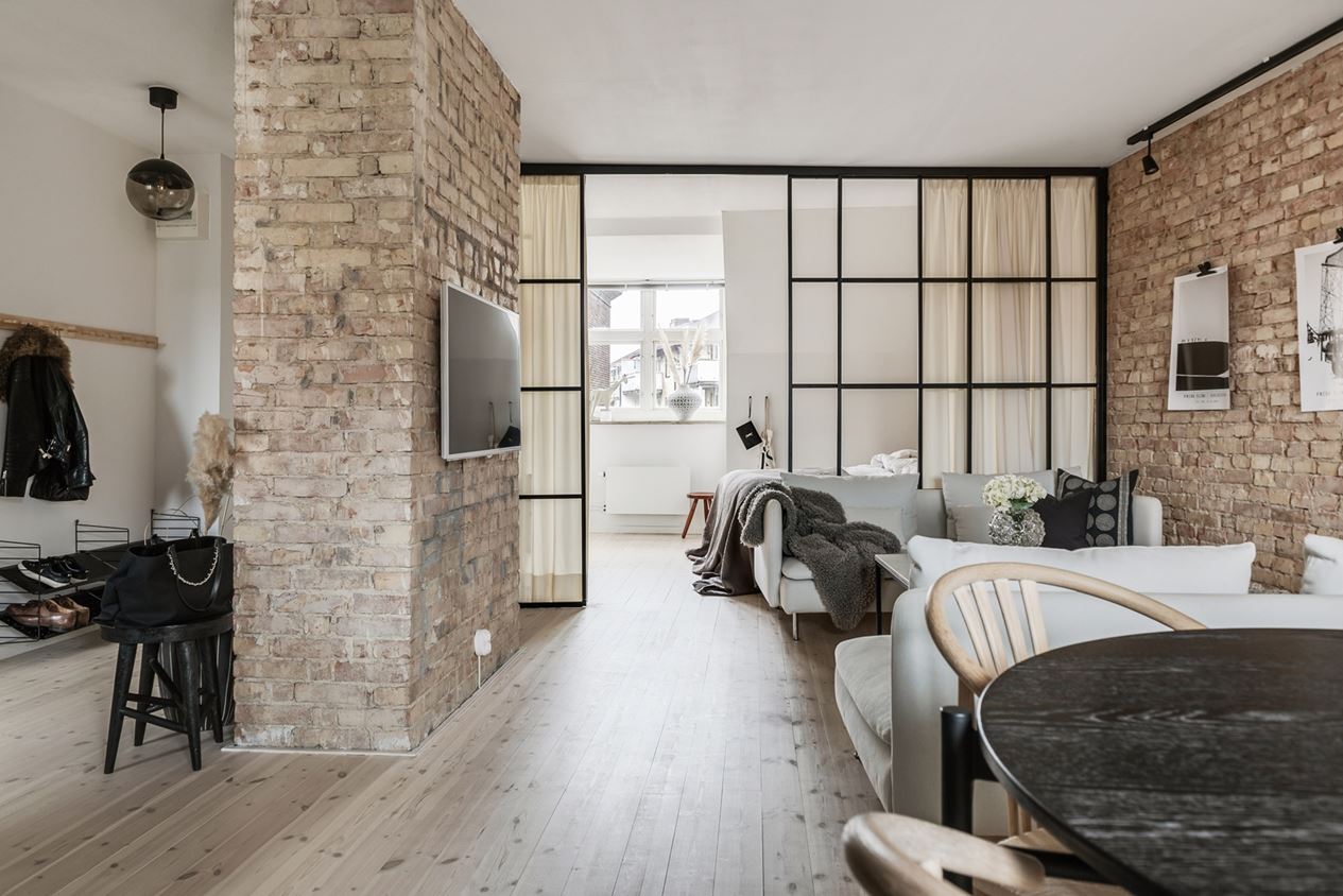 salon avec verrière appartement deux-pièces 54m2 avec murs briques