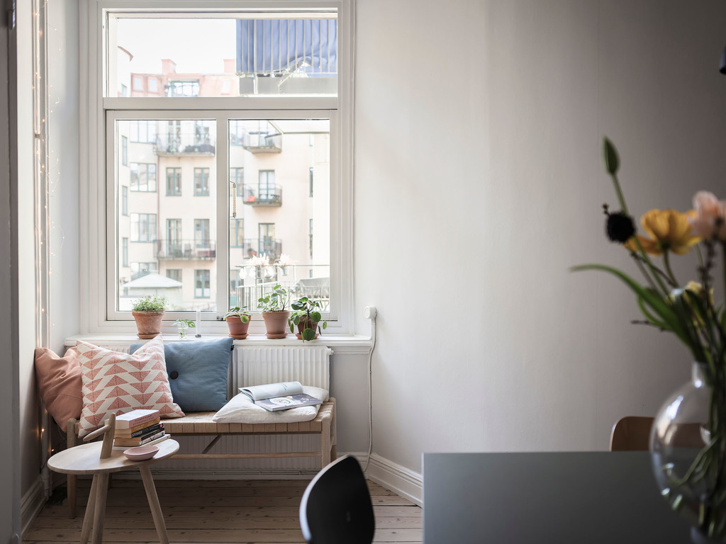banc sous fenêtre