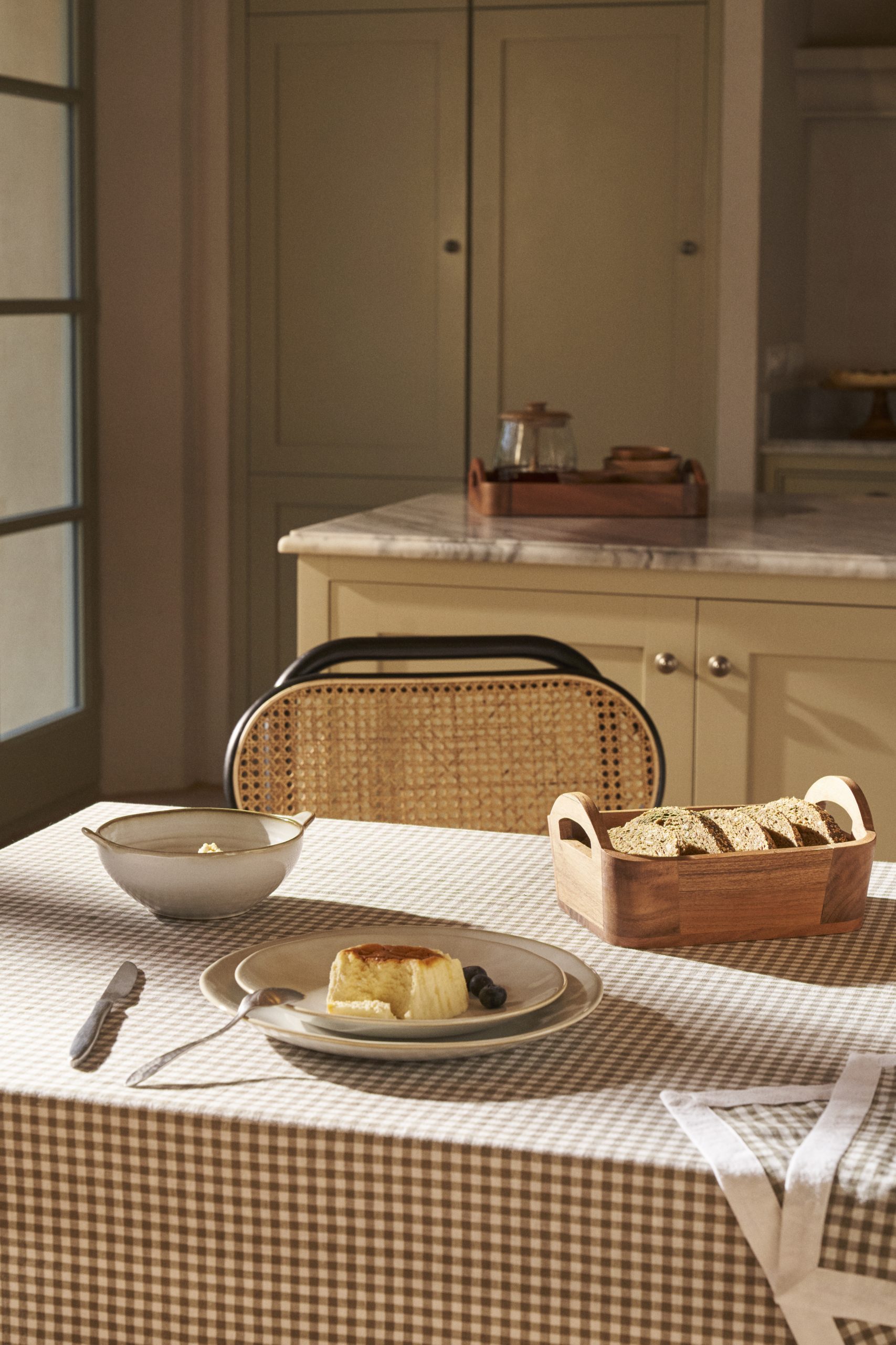 table petit déjeuner avec nappe à carreaux