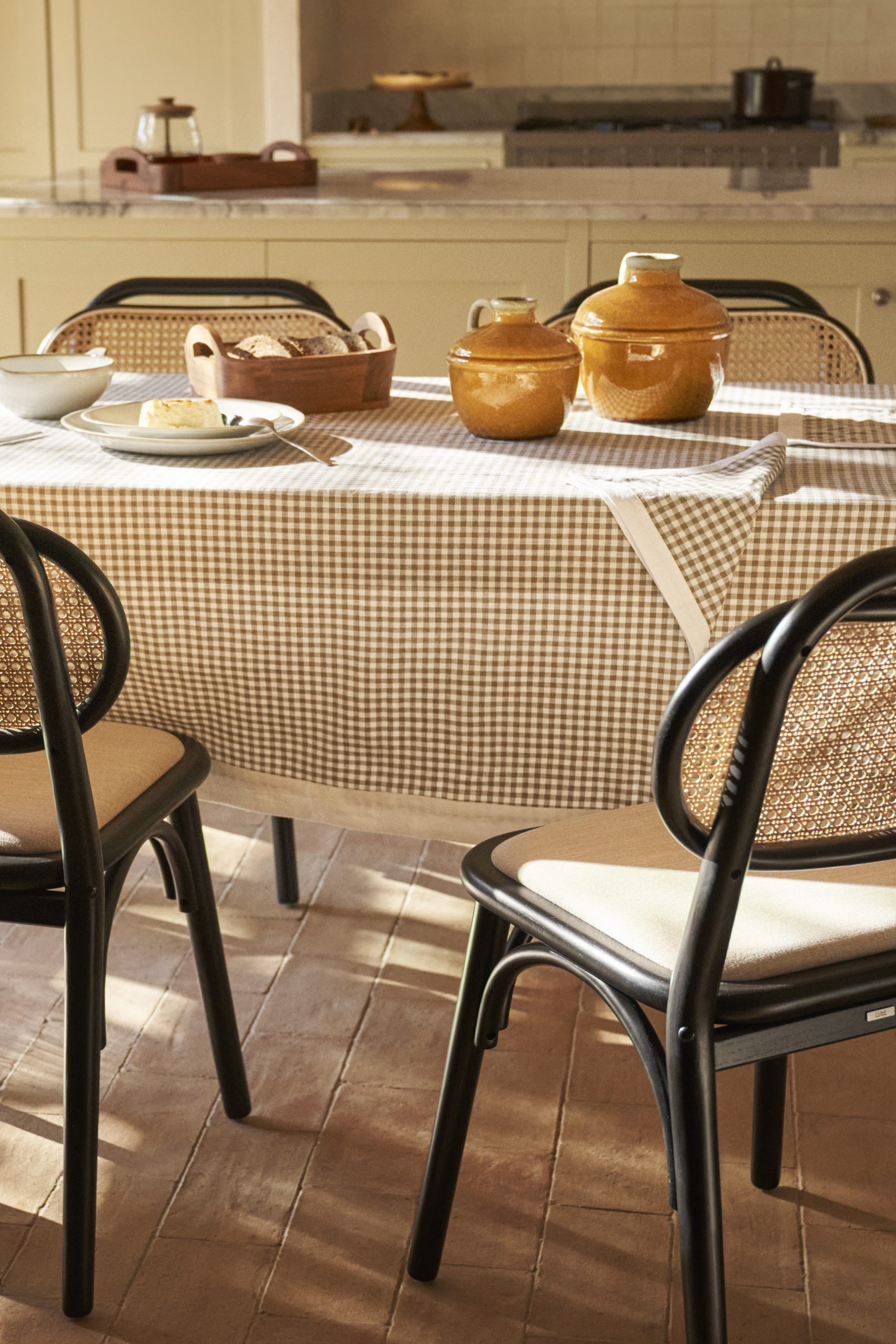 table avec nappe à carreaux
