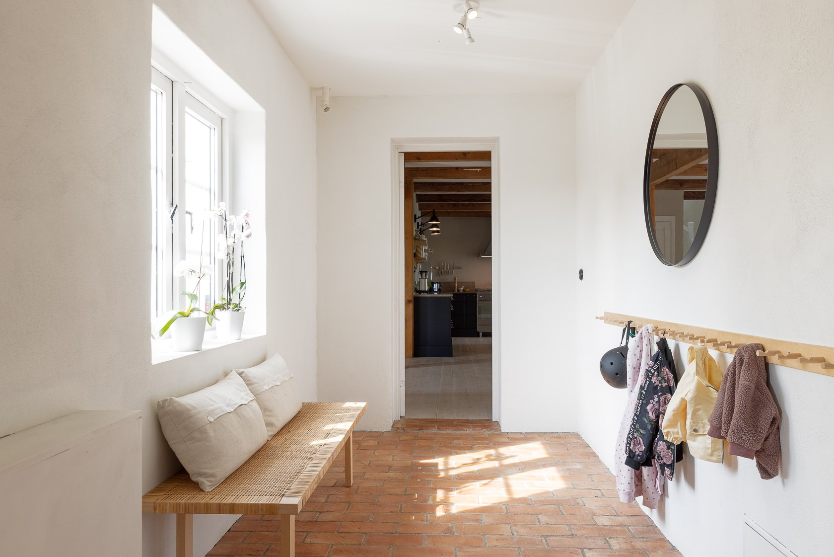 entrée minimaliste avec porte-manteau entrée minimaliste avec porte-manteau