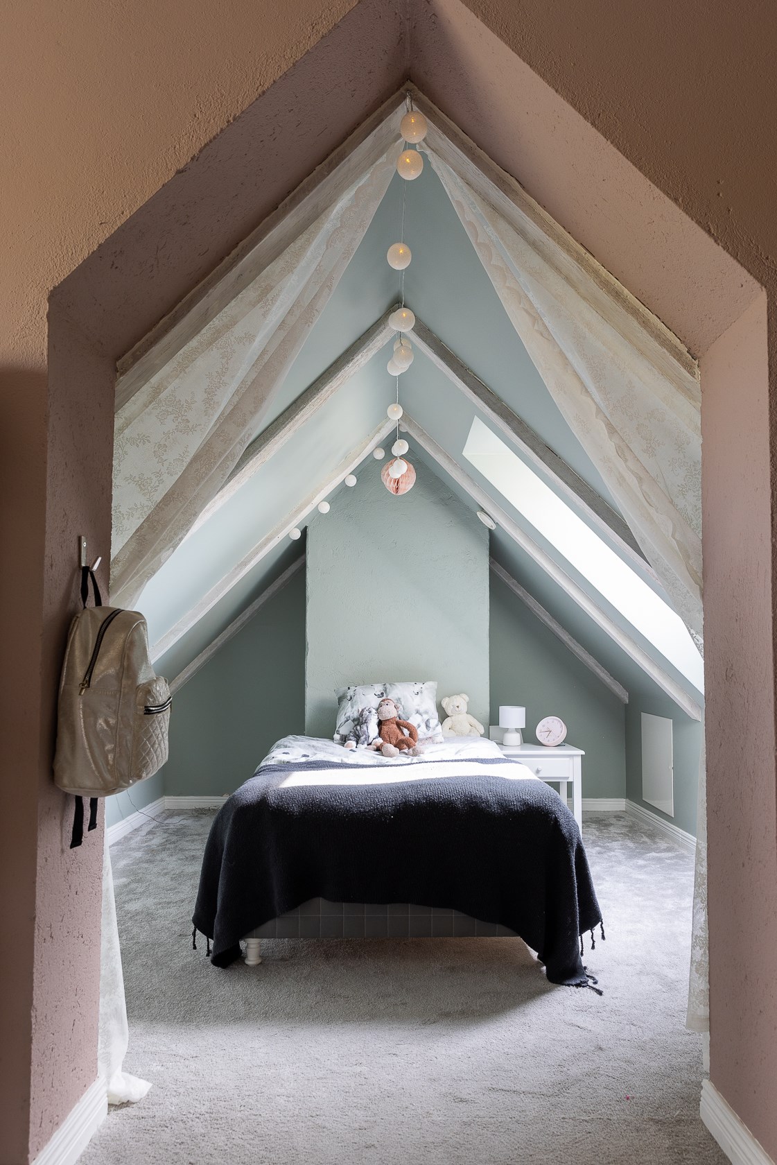 chambre mansardée avec poutres décoration contemporaine chambre mansardée avec poutres décoration contemporaine