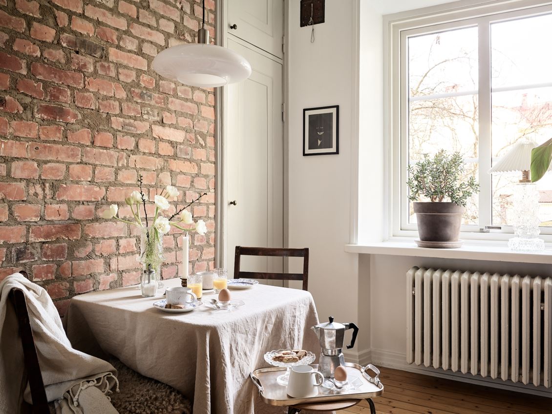 salle à manger avec mur de briques