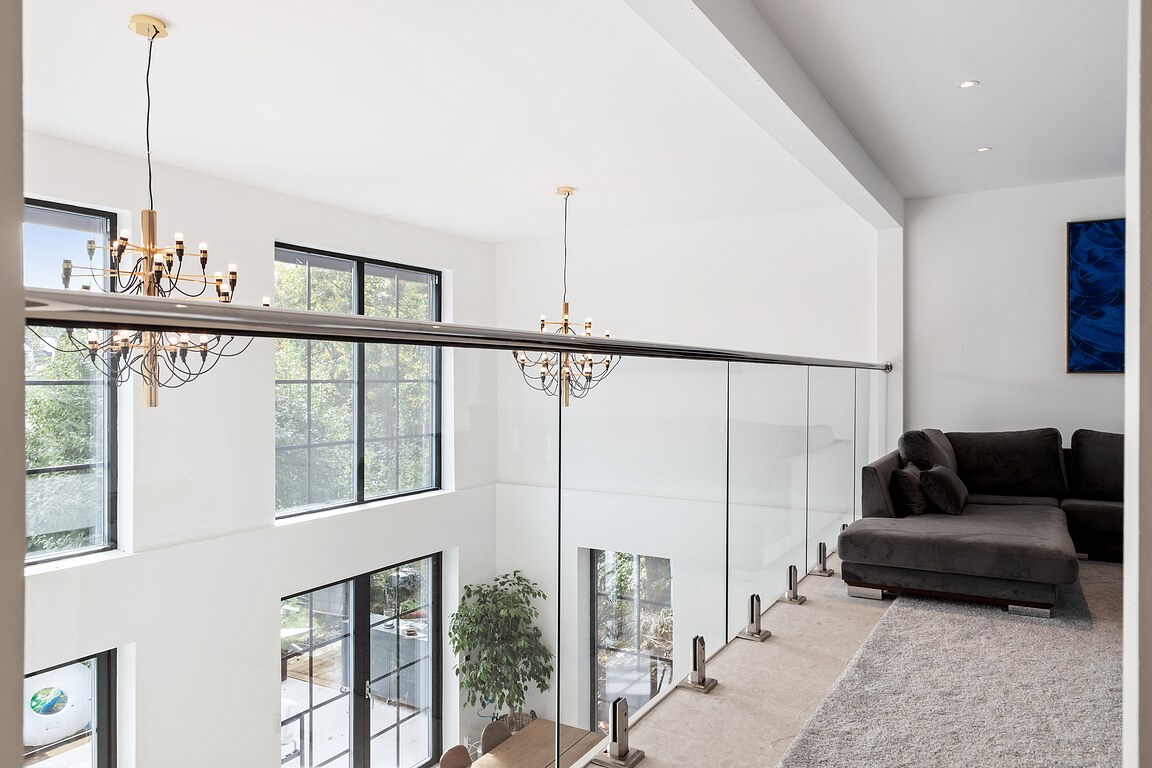 mezzanine avec garde-corps verre