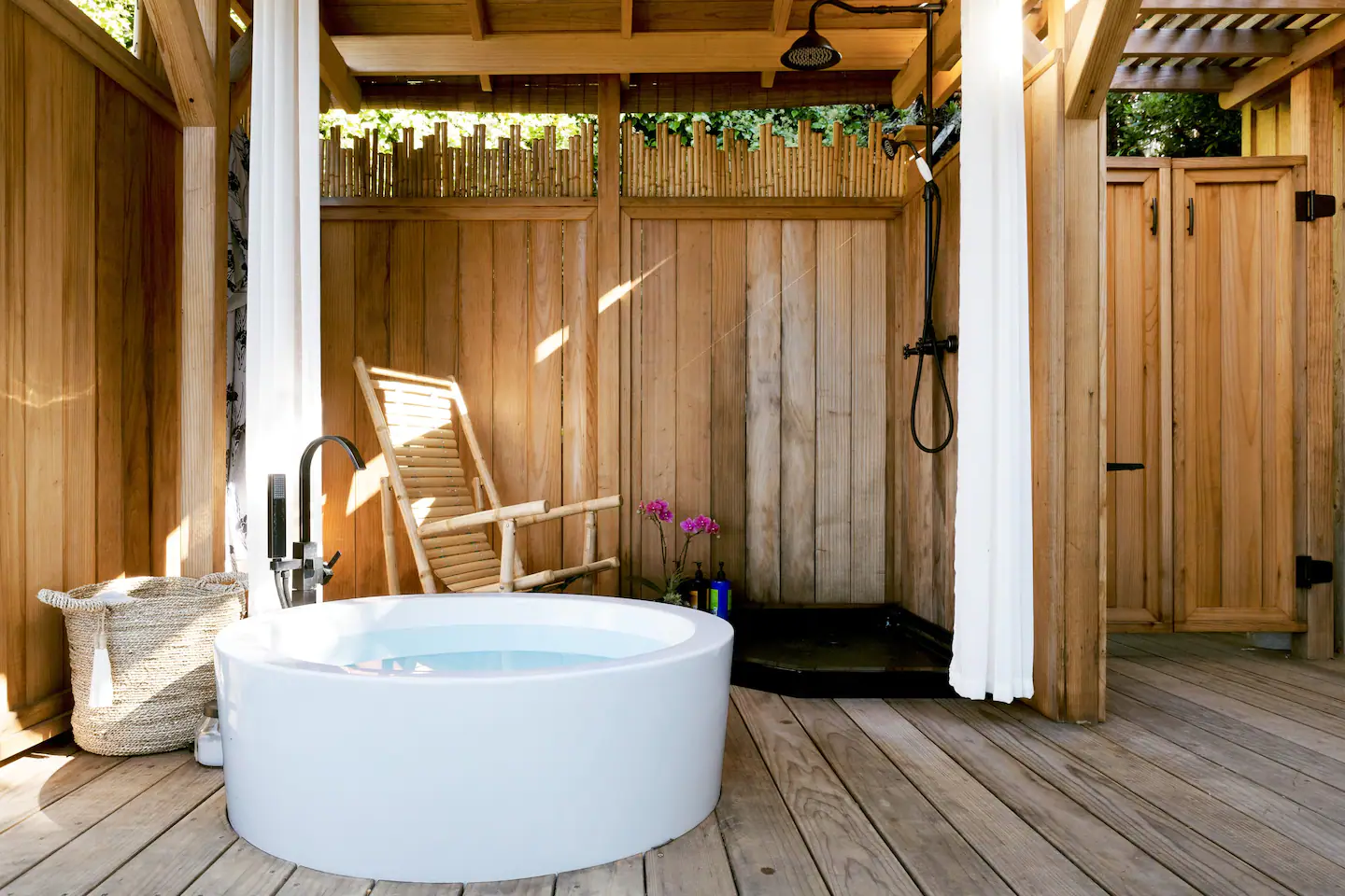 baignoire sur terrasse petite maison de plage en bois baignoire sur terrasse petite maison de plage en bois
