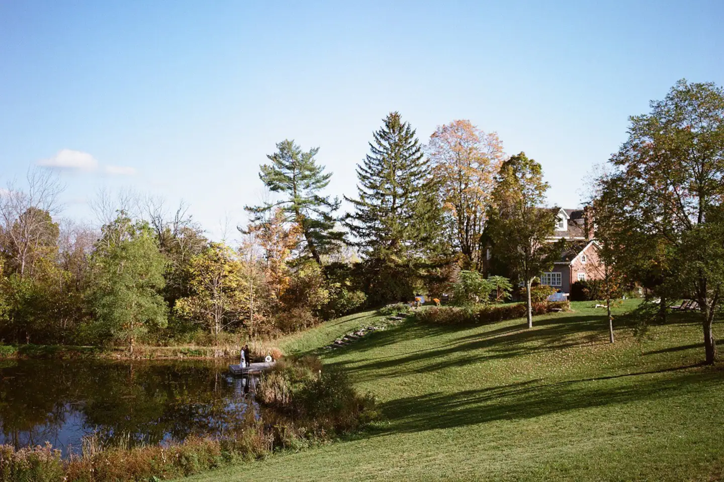 maison romantique en briques avec étang maison romantique en briques avec étang