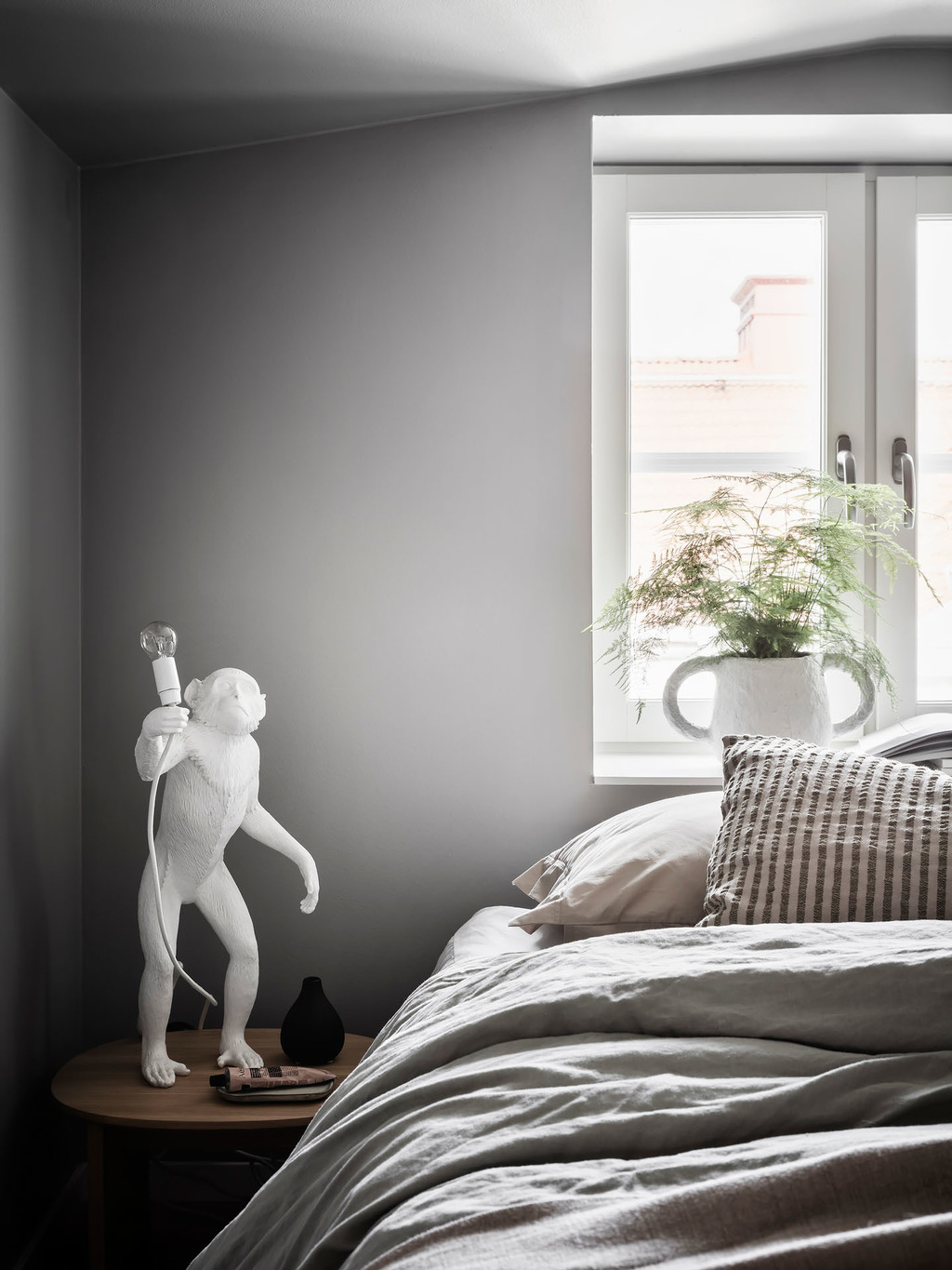 chambre mansardée avec lampe monkey seletti chambre mansardée avec lampe monkey seletti