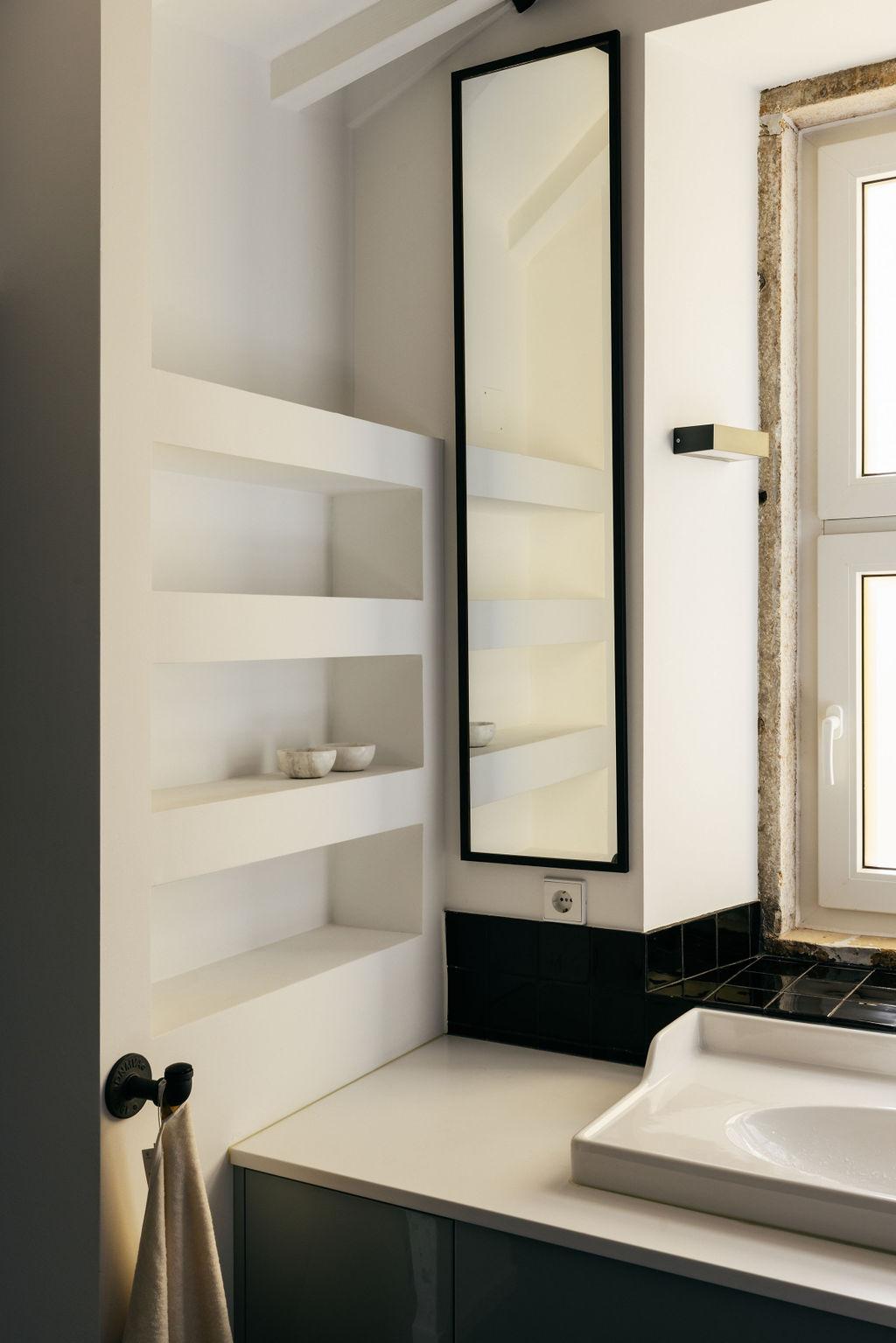 salle de bain design noire et blanche
