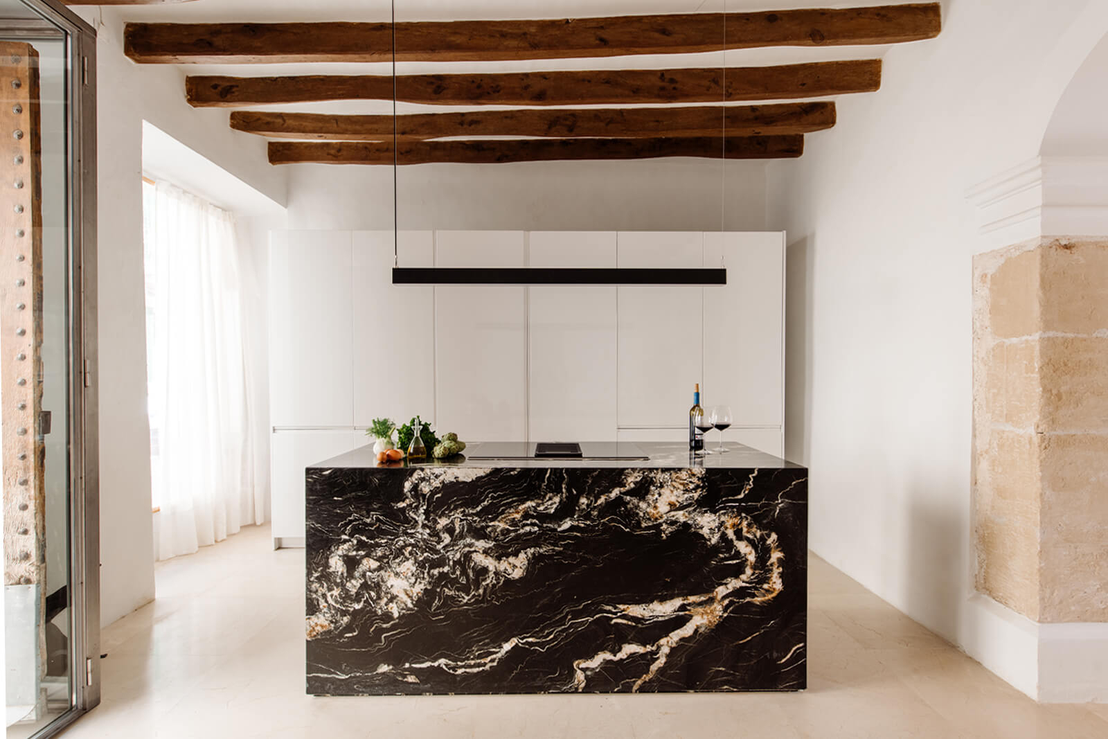 cuisine design marbre dans maison avec poutres cuisine design marbre dans maison avec poutres