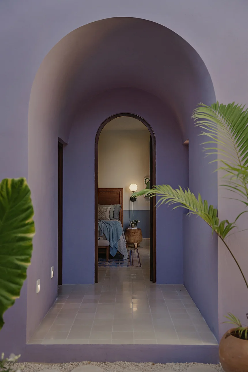 façade avec arche couleur violet
