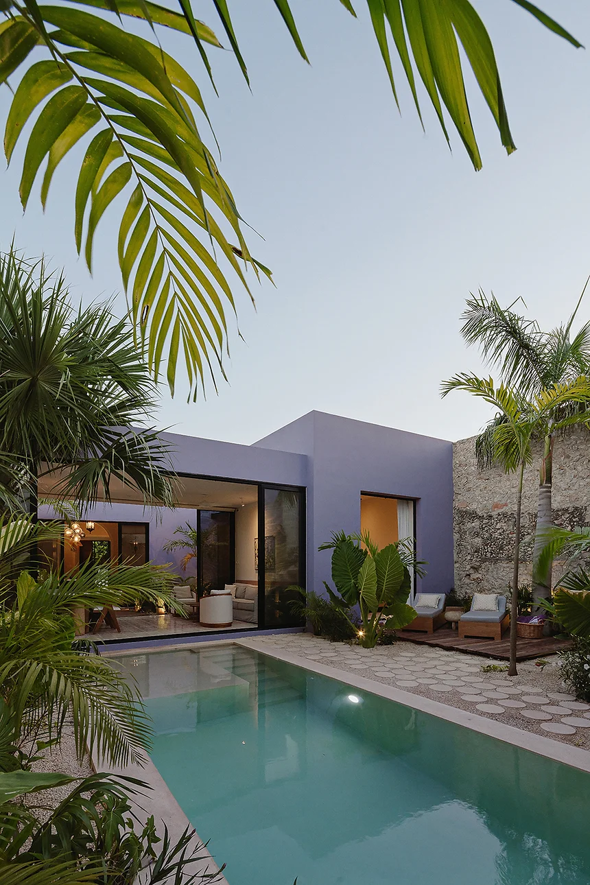 maison façade violette avec piscine