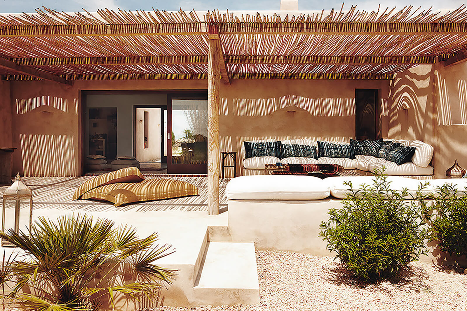 terrasse avec pergola bois et canisses