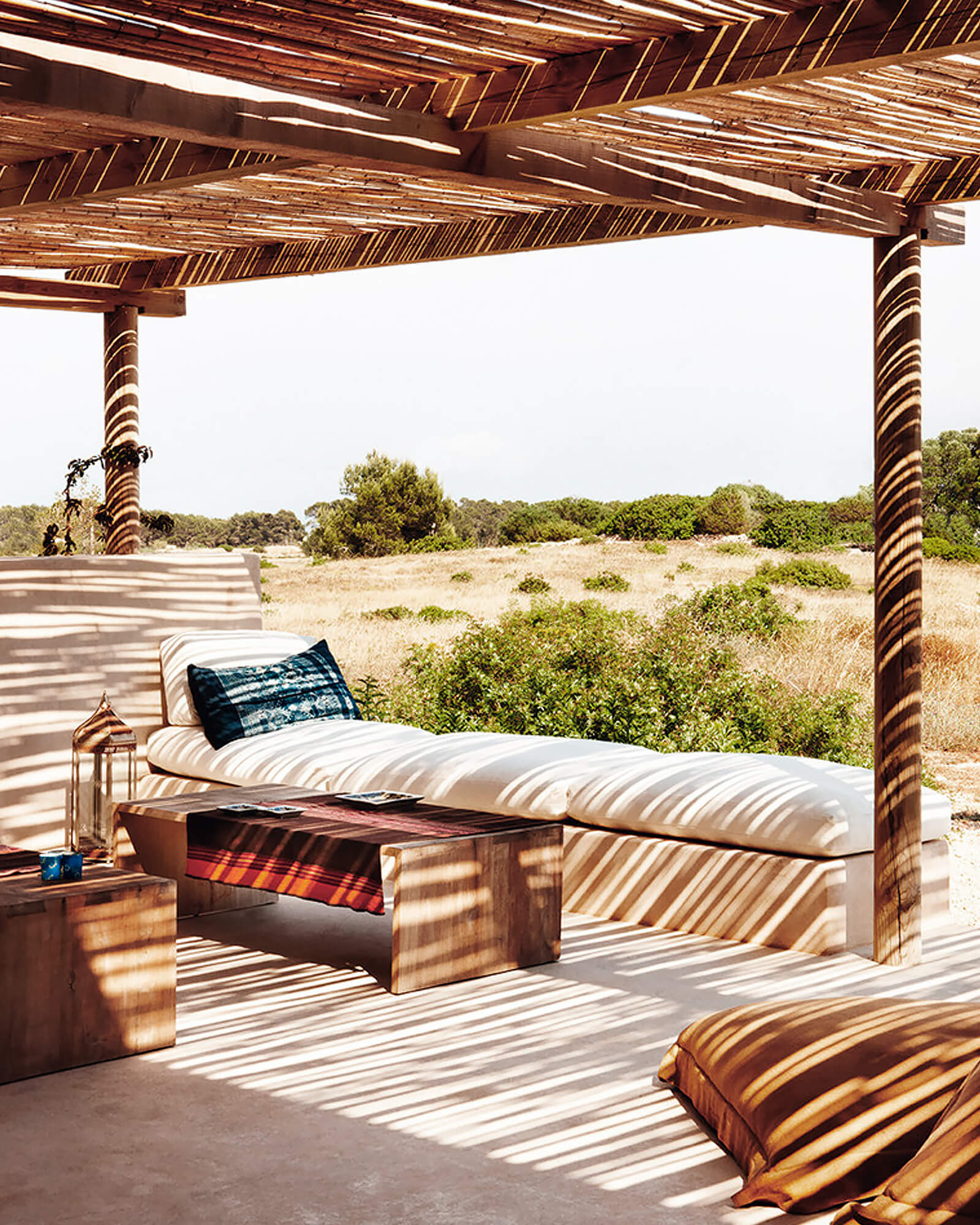 terrasse avec pergola bois et canisses décoration ethnique chic