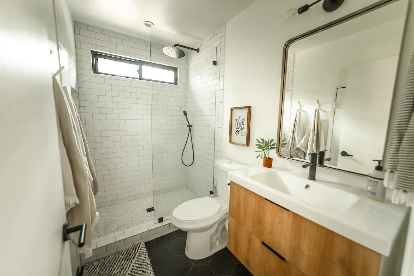 salle de bain blanche et bois