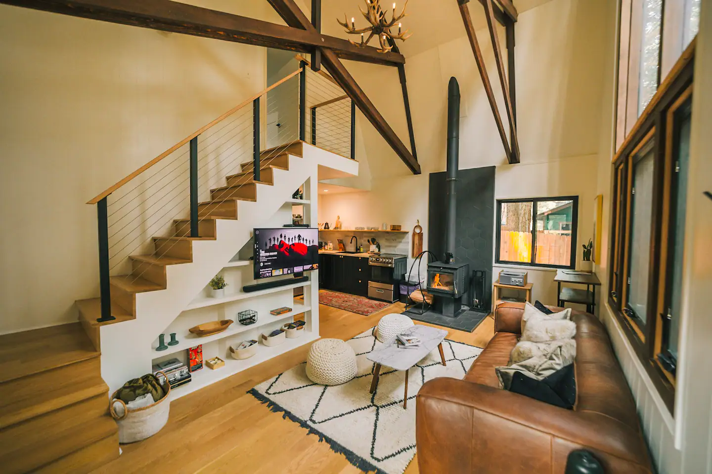 salon avec escalier design
