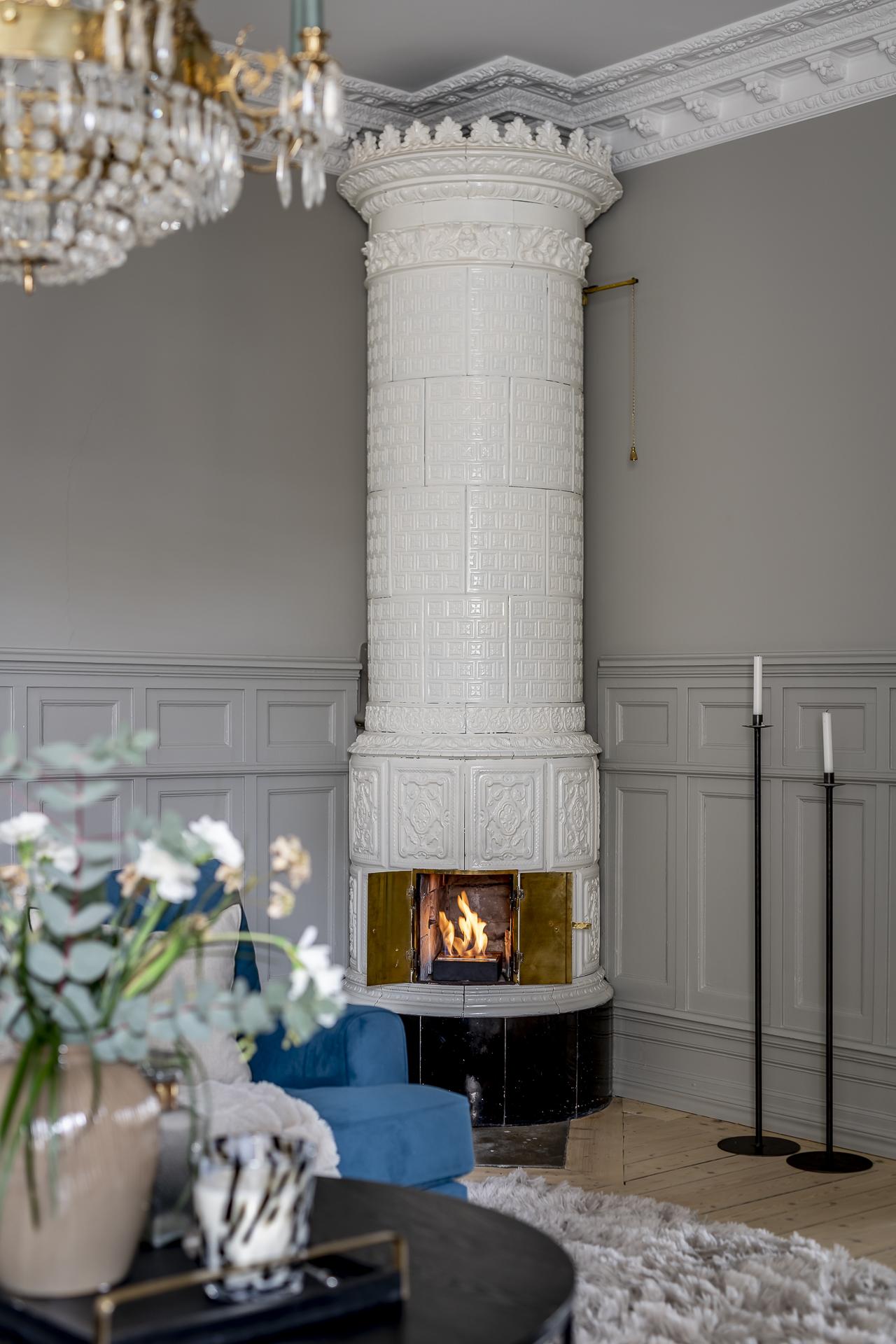 salon avec poêle ancien en faïence décoration scandinave