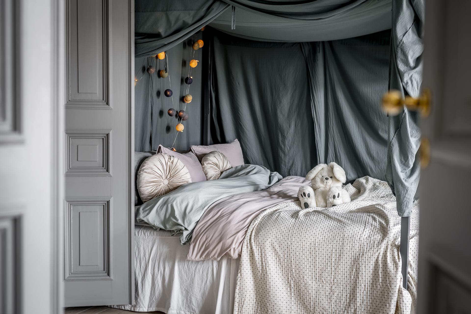 chambre avec baldaquin décoration scandinave