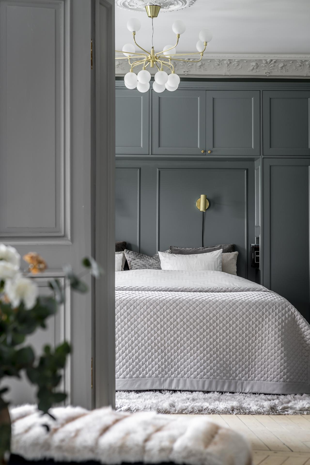 chambre grise avec moulures décoration scandinave