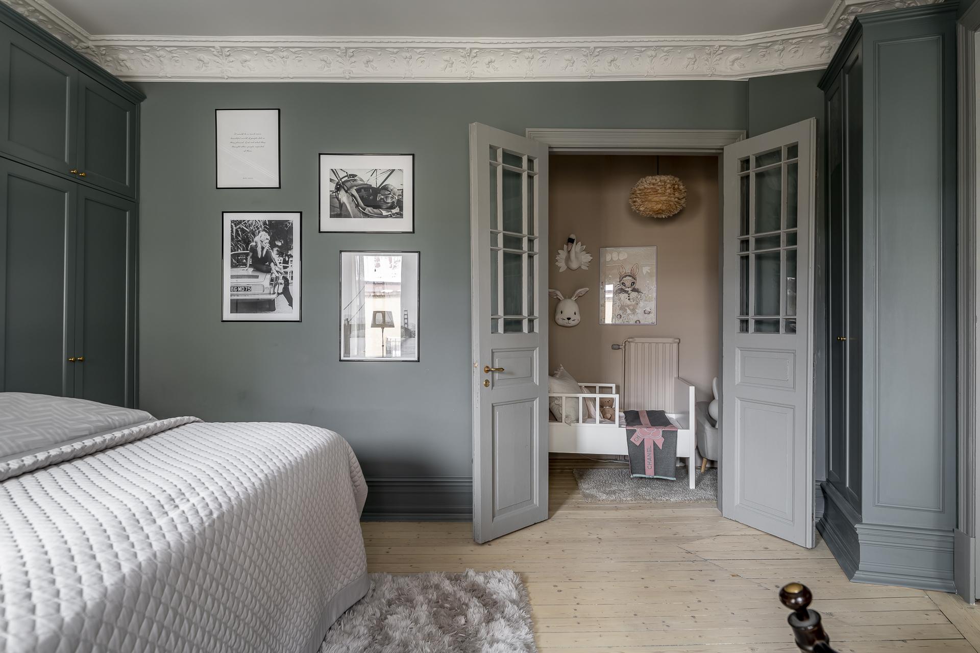 chambre grise avec moulures décoration scandinave
