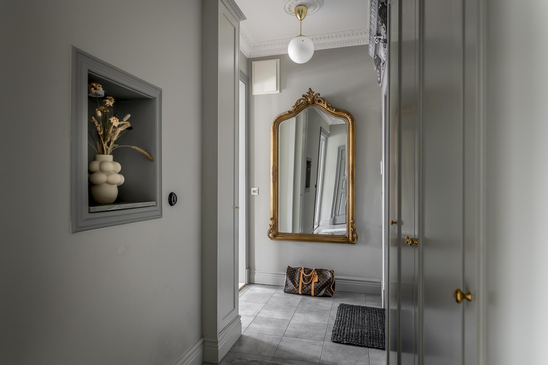entrée grise avec miroir baroque doré décoration scandinave