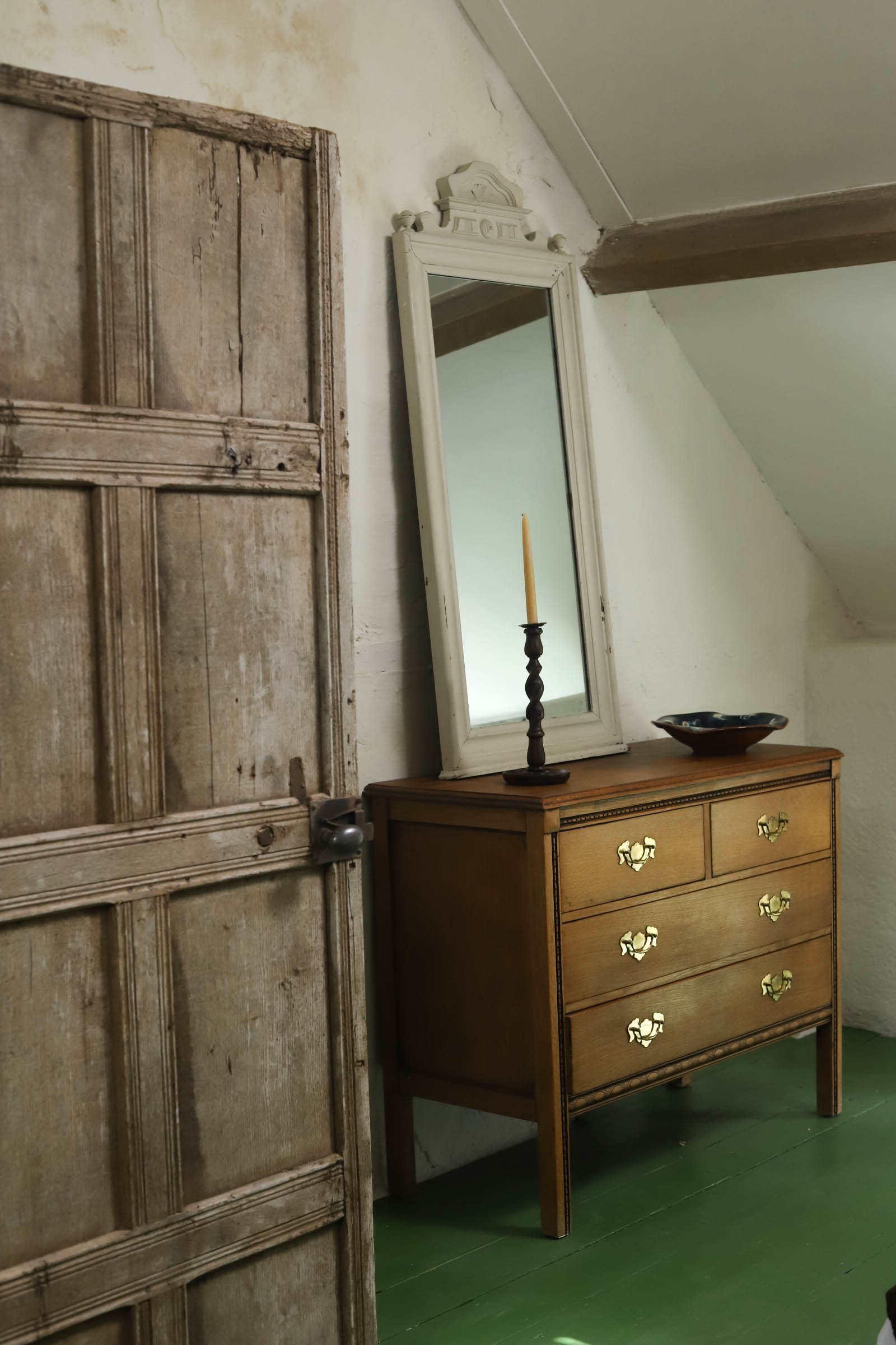 chambre avec porte en bois patiné