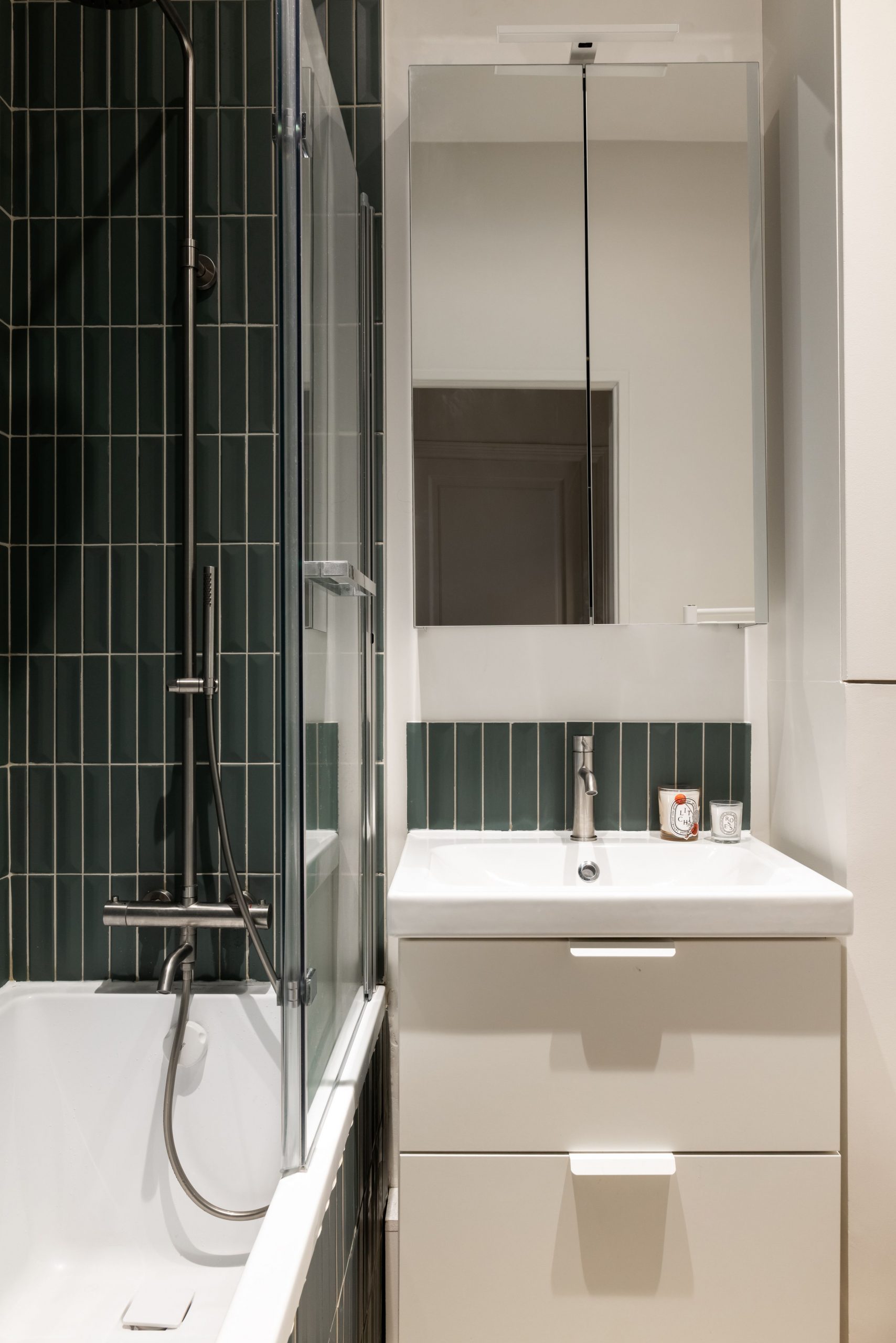 salle de bain blanche et verte photo ©Agathe Tissier