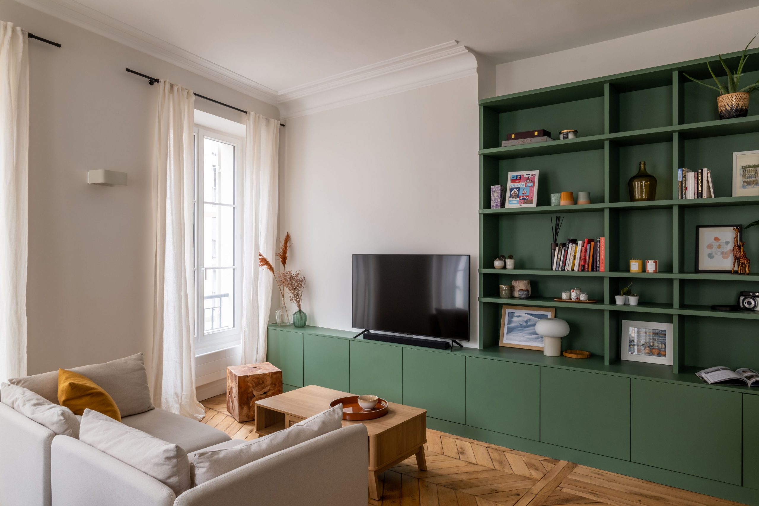 salon parquet moulures appartement Paris photo ©Agathe Tissier