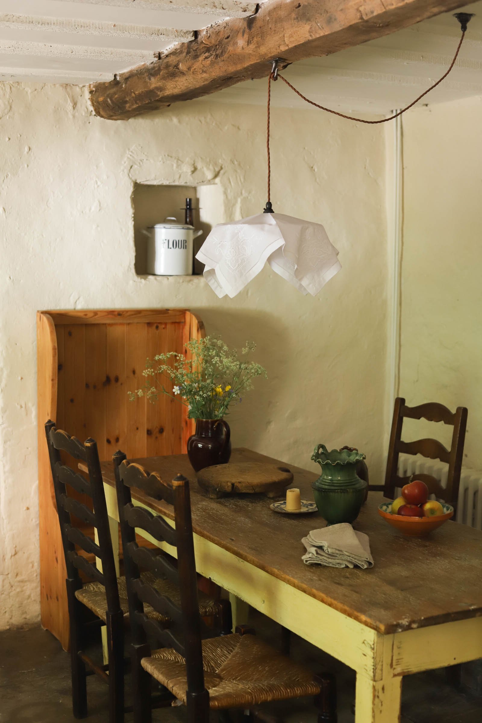 salle à manger avec poutres cottage