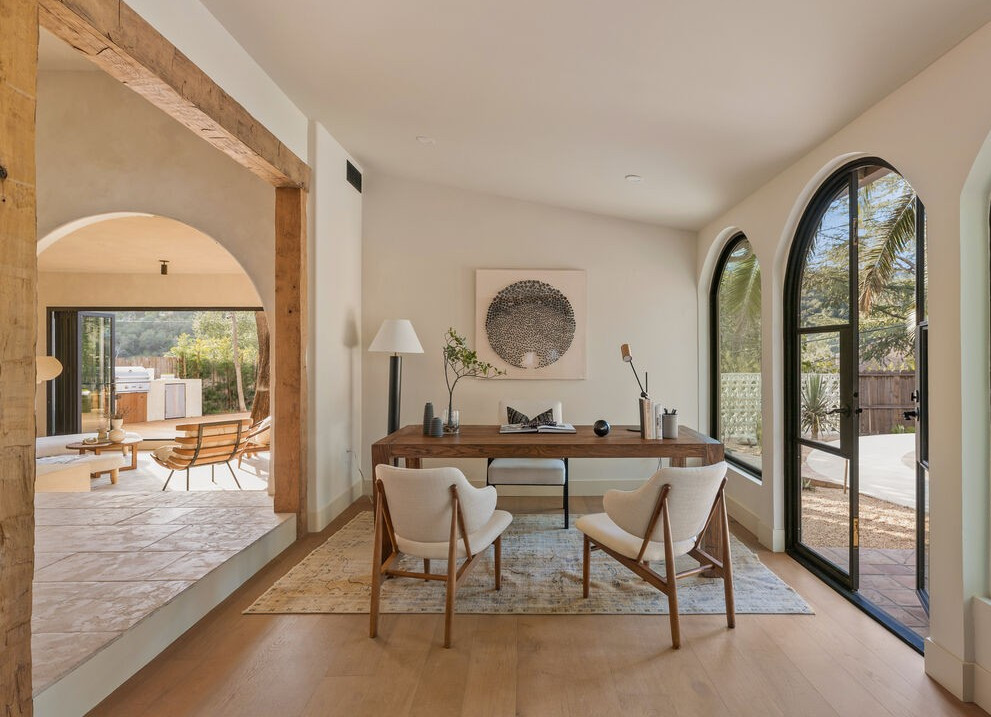 bureau avec baie vitrée en arche