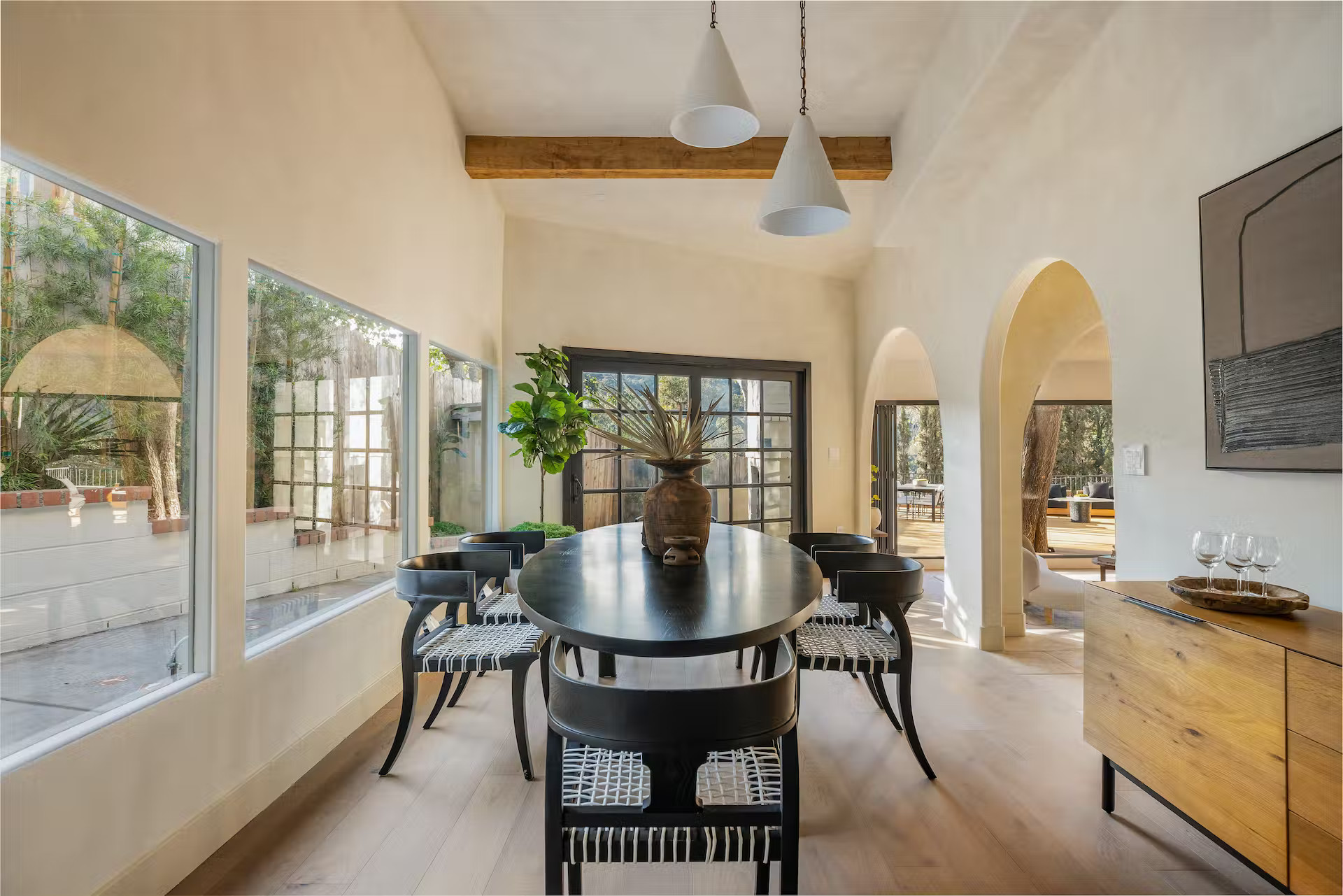 salle à manger avec chaise et table noires