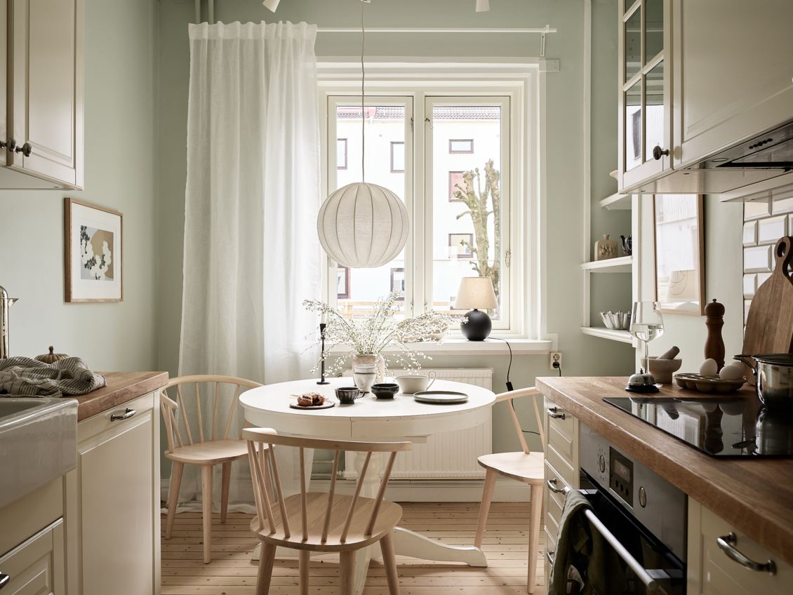 cuisine blanche avec coin repas